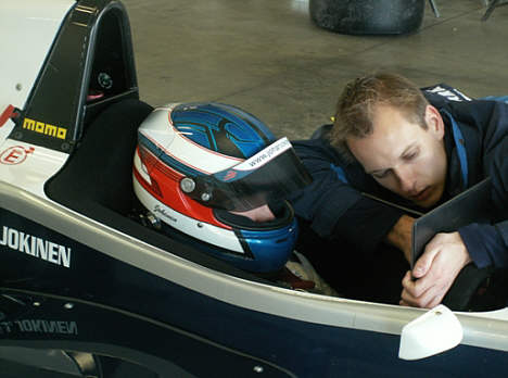 Johan og hans race-ingeneer Peter van Leeuwen gennemgår data fra testen.